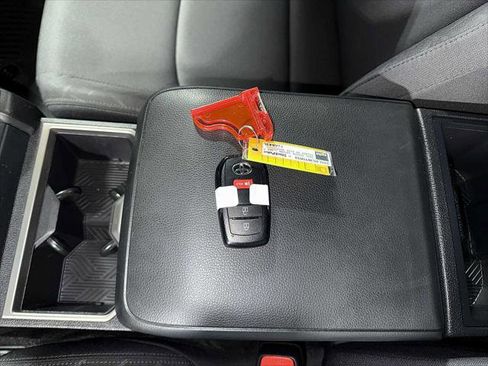 Certified 2025 Toyota Tacoma SR5 AWD/4WD image 32