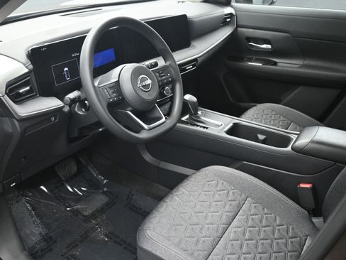 Certified 2025 Nissan Kicks SV image 3