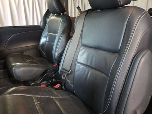 Used 2015 Toyota Sienna SE w/ SE Preferred Package FWD image 17
