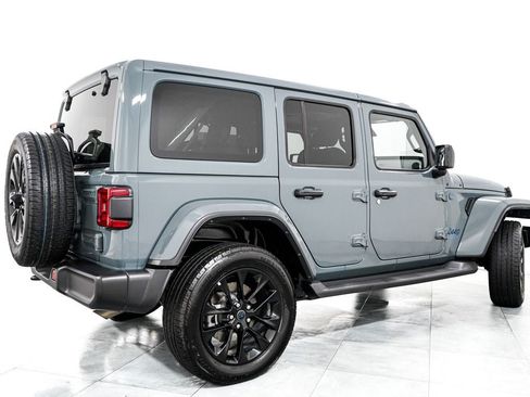 Used 2025 Jeep Wrangler Unlimited Sahara AWD/4WD image 7