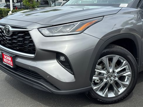 Certified 2026 Toyota Highlander Limited AWD/4WD image 3