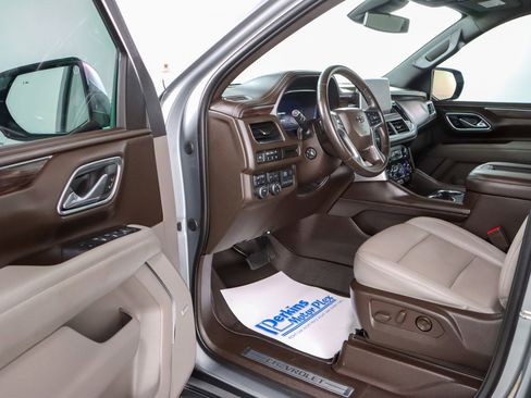 Used 2023 Chevrolet Suburban Z71 w/ Luxury Package image 3