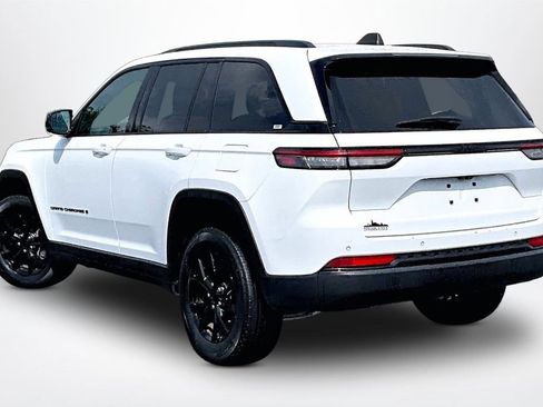 Used 2024 Jeep Grand Cherokee Altitude RWD image 5