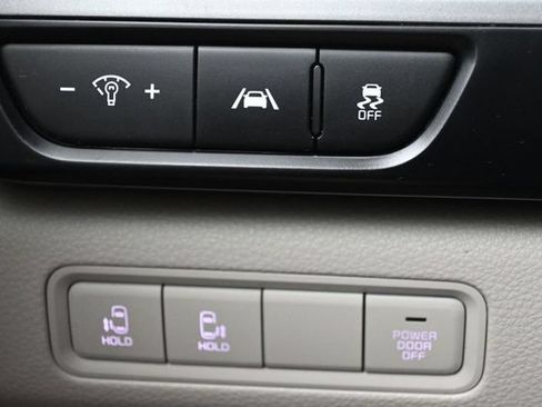 Used 2022 Kia Carnival LX FWD image 25