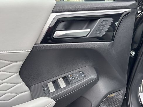Used 2025 Mitsubishi Outlander AWD image 23