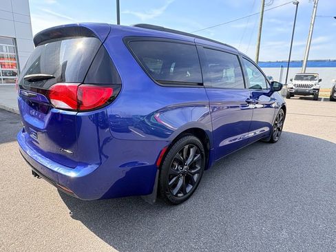 Used 2018 Chrysler Pacifica Limited FWD image 3
