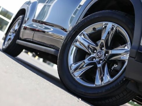 Used 2018 Toyota Highlander Limited Platinum image 12