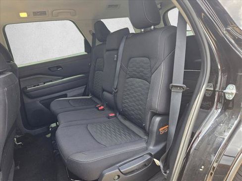 Used 2025 Nissan Pathfinder SV FWD image 17
