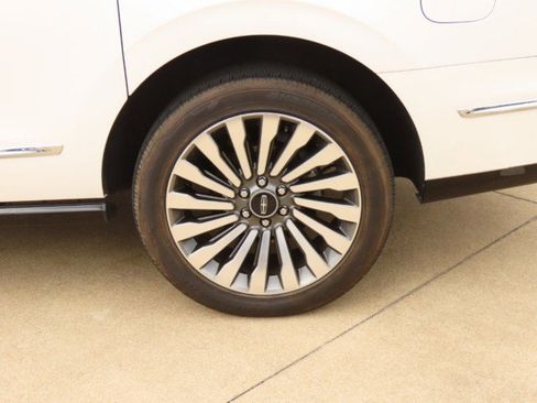 Used 2018 Lincoln Navigator L Reserve w/ Technology Package image 16