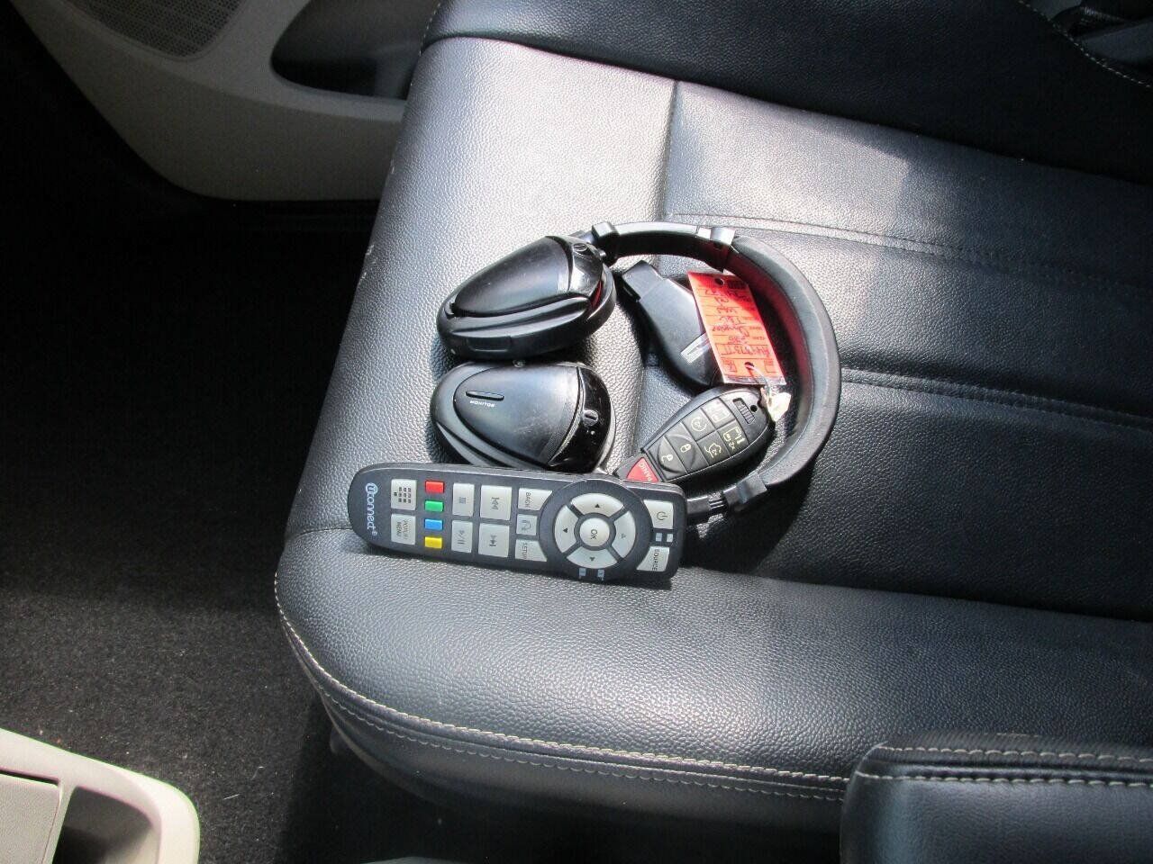 Used 2015 Chrysler Town & Country Touring w/ Driver Convenience Group FWD image 66