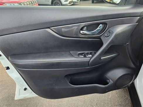 Used 2017 Nissan Rogue SV w/ Sun & Sound Touring Package image 11