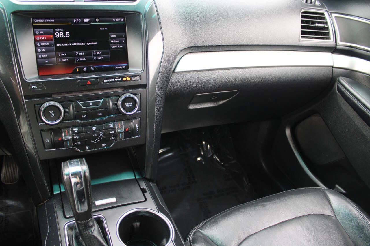 Used 2016 Ford Explorer XLT w/ Equipment Group 202A AWD/4WD image 18
