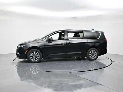 Used 2025 Chrysler Pacifica Select FWD image 6