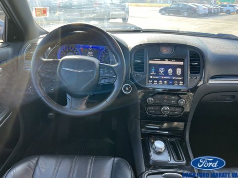 Used 2020 Chrysler 300 S w/ 300S Premium Group RWD image 9