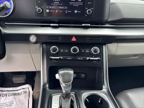 Used 2024 Kia Carnival LX FWD image 11