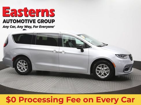 Used 2024 Chrysler Pacifica Touring-L FWD image 48