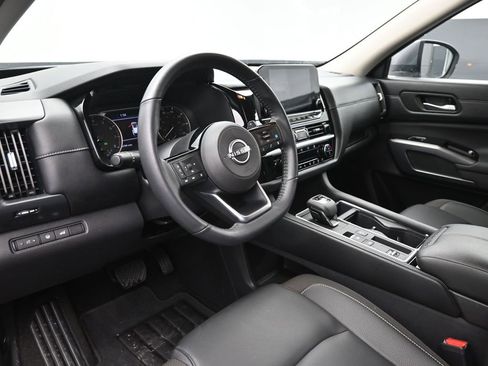 Used 2025 Nissan Pathfinder SL image 18