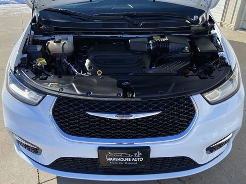 Used 2024 Chrysler Pacifica Touring-L image 26