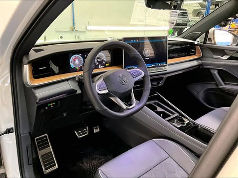 New 2026 Volkswagen Tiguan SEL R-Line AWD/4WD image 8