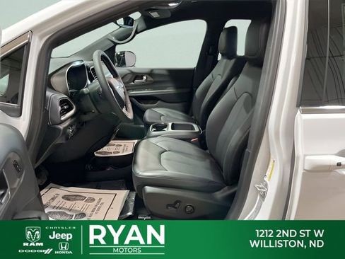 New 2026 Chrysler Pacifica Select AWD/4WD image 42