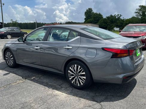Used 2025 Nissan Altima 2.5 SV FWD image 8