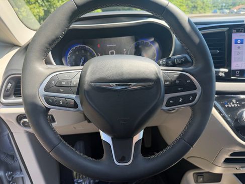Used 2024 Chrysler Pacifica Touring-L FWD image 29