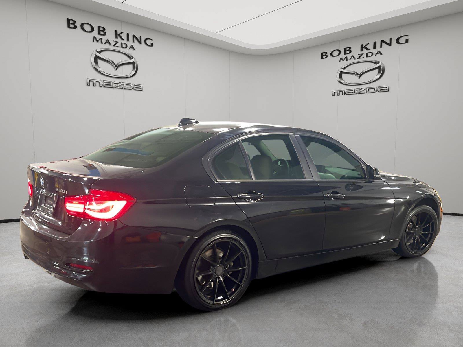 Used 2017 BMW 320i Sedan RWD image 5