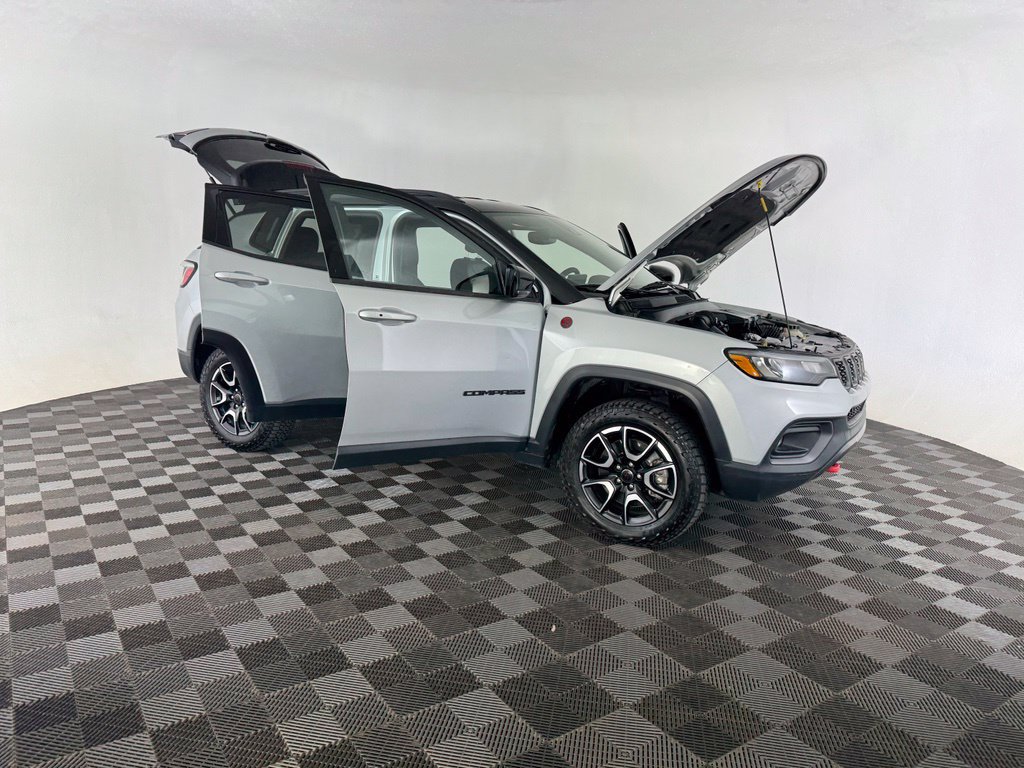 Used 2025 Jeep Compass Trailhawk AWD/4WD image 11