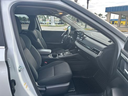 Used 2024 Mitsubishi Outlander ES FWD image 19