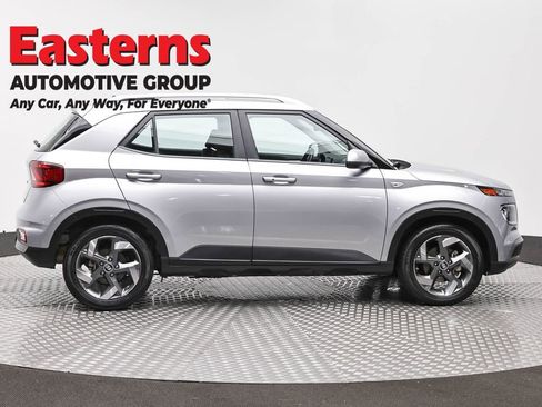 Used 2025 Hyundai Venue SEL FWD image 4