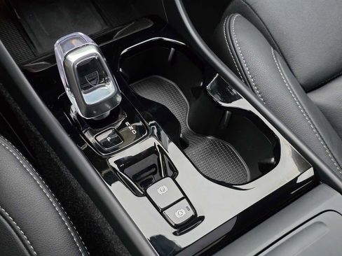 Used 2025 Volvo XC40 B5 Plus image 27