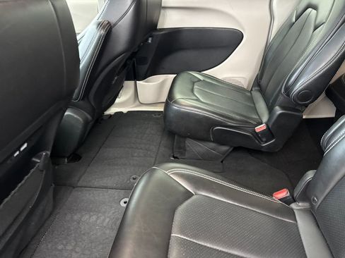 Used 2024 Chrysler Pacifica Touring-L image 11