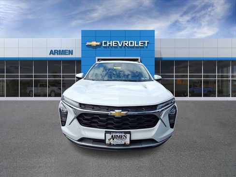 Used 2024 Chevrolet Trax LT w/ Sunroof Package FWD image 3