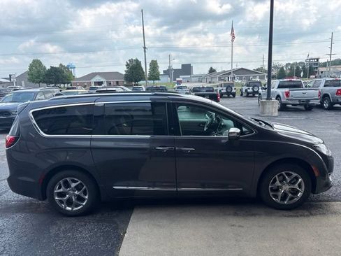 Used 2019 Chrysler Pacifica Limited w/ Advanced Safetytec Group FWD image 7