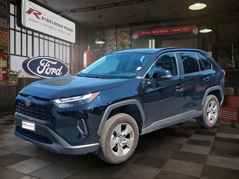 Used 2025 Toyota RAV4 XLE AWD/4WD image 1