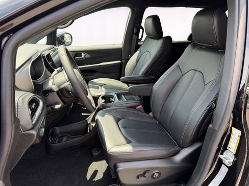 New 2027 Chrysler Pacifica Select w/ Family Tech Group FWD image 9