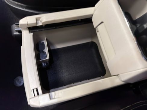 Used 2016 Chrysler Town & Country Touring-L image 51