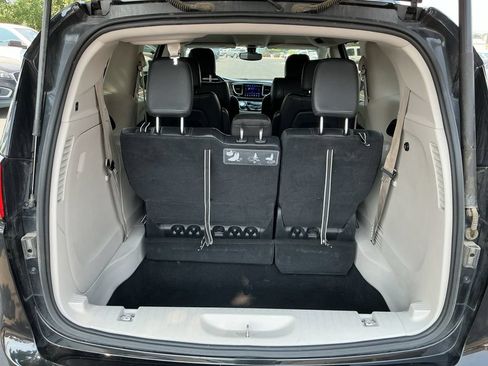 Used 2017 Chrysler Pacifica Touring-L FWD image 22