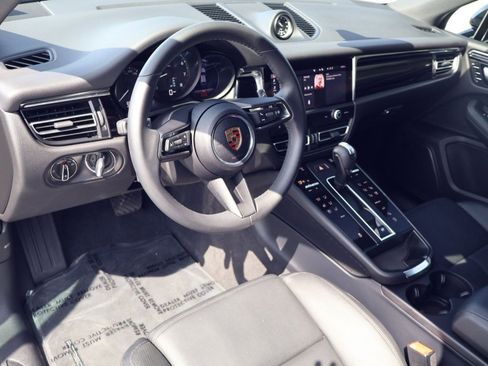 Certified 2025 Porsche Macan image 4
