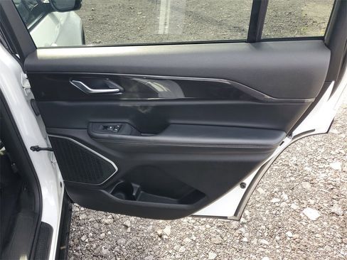 Used 2022 Jeep Grand Cherokee L Laredo image 35