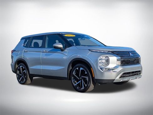 Used 2024 Mitsubishi Outlander SE image 2