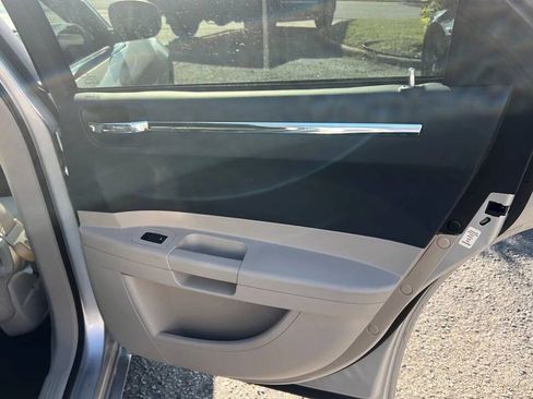 Used 2006 Chrysler 300 Touring w/ Sound Group RWD image 20