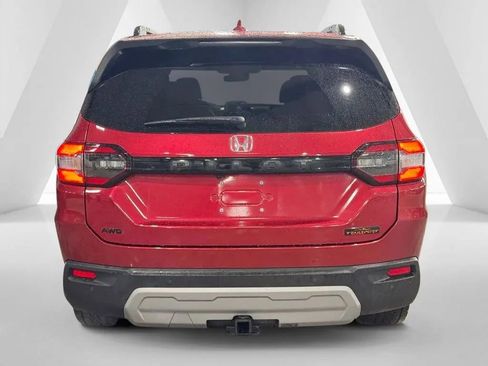 Used 2025 Honda Pilot TrailSport image 5