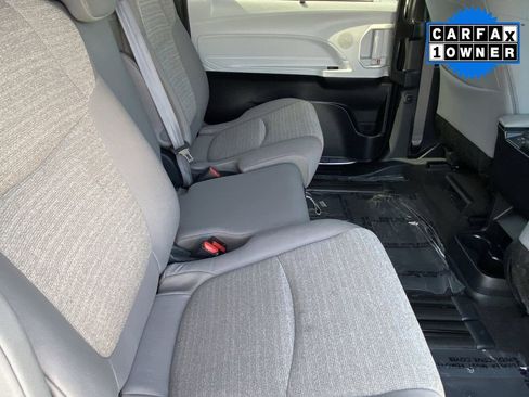 Certified 2025 Toyota Sienna LE image 18