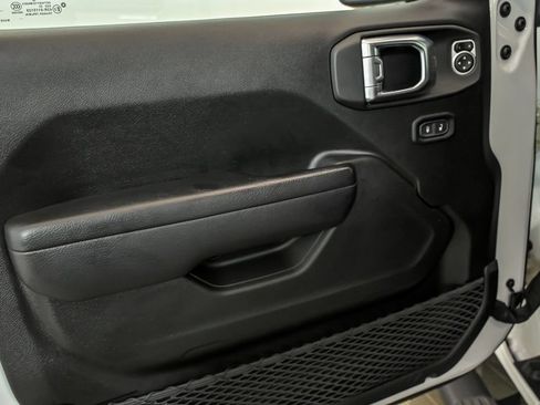 Used 2023 Jeep Gladiator Sport AWD/4WD image 9