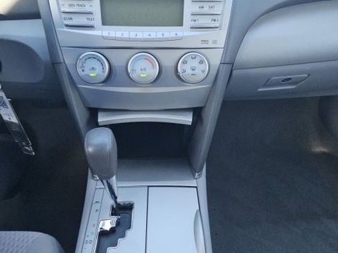 Used 2011 Toyota Camry LE image 10