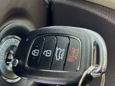 Used 2017 Hyundai Santa Fe SE FWD image 19