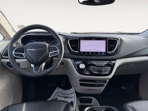 Used 2022 Chrysler Pacifica Touring-L image 10