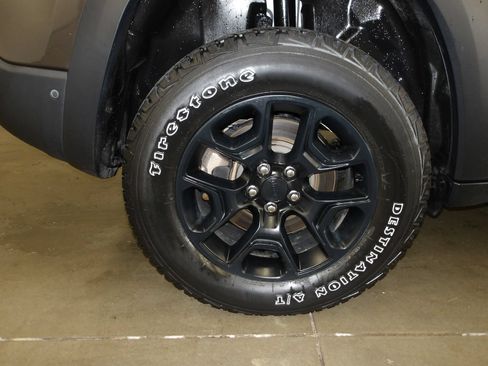 Used 2020 Jeep Cherokee Trailhawk AWD/4WD image 21
