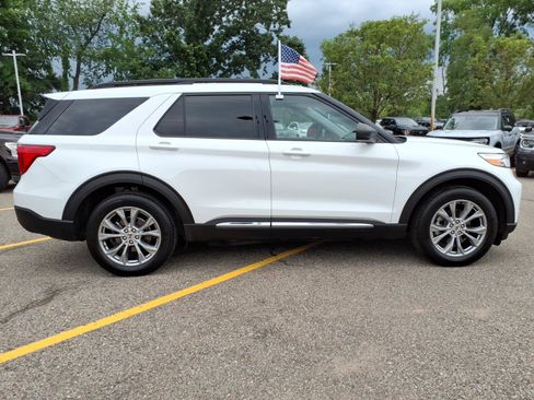 Used 2021 Ford Explorer XLT w/ Equipment Group 202A AWD/4WD image 9